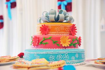 This multi-tiered wedding cake breaks tradition by using the vibrant colors that match the wedding décor.